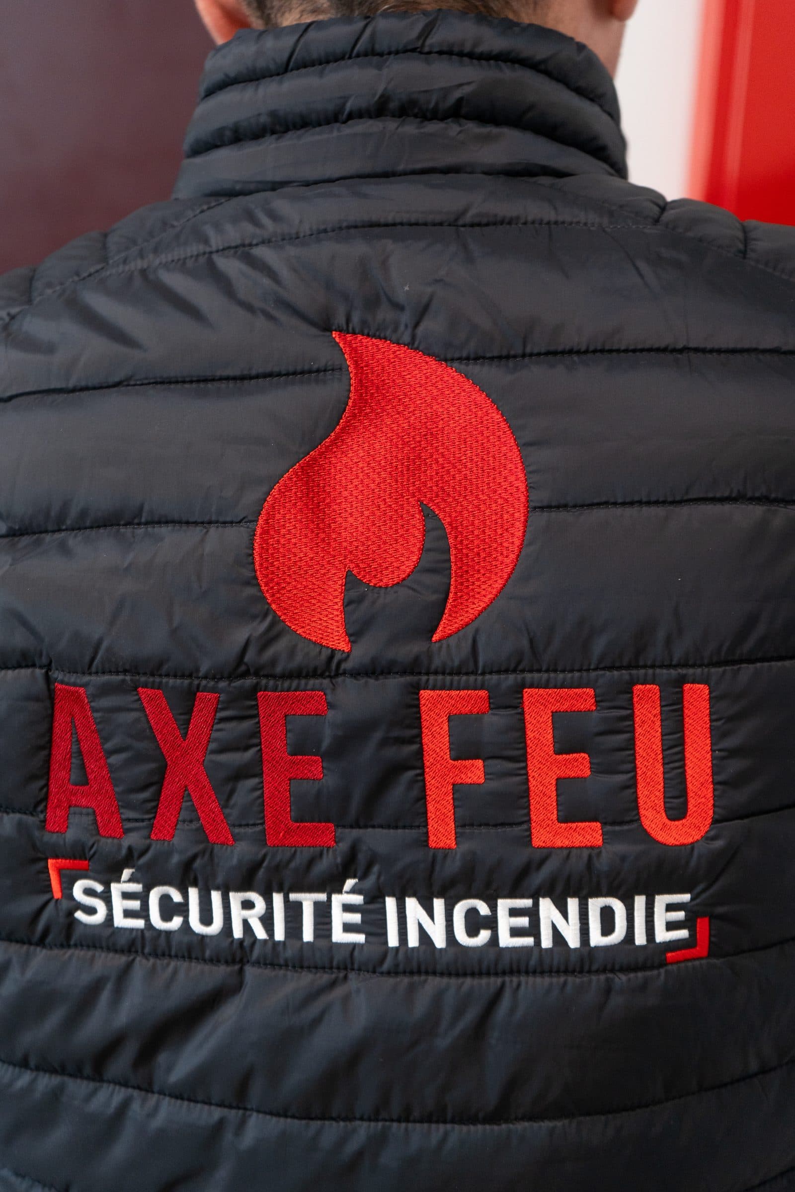 Veste AXE FEU sécurité incendie portée par un technicien